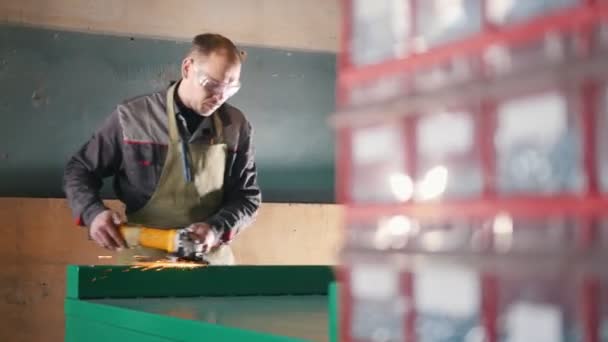 De werknemer slijpen van de stalen mechanisme op industrie — Stockvideo