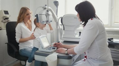 Doktor optometrist kontrol küçük kızlar vizyon - çocuk göz hastalıkları Kliniği