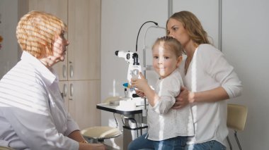 Göz doktoru kliniğinde tanı kız görme açıklar