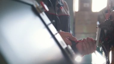 Elektrikçi erkek tulum, bitki enerji paneli ve makine ekipmanları ile çalışma