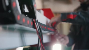 Anahtarlama ve test etme donanımları eller elektrikçi mühendisi