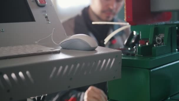 Electricien mâle en salopette travaille avec le panneau d'énergie et l'équipement de machines sur l'usine — Video