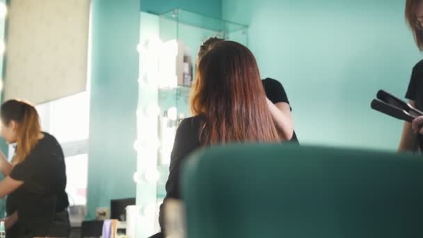 Maquilleur, coiffeur travaillant avec le client dans le salon de beauté, façonnant les sourcils — Video