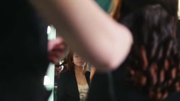 Makyaj sanatçısı, Kuaför Güzellik Salonu kıvırcık kıvırmak demir tarafından şekillendirme istemcisinde ile çalışma — Stok video