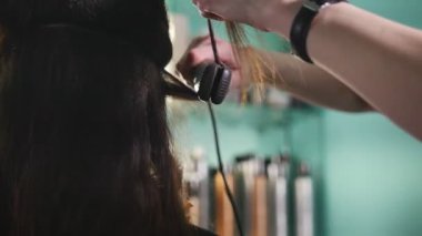 Kuaför Güzellik Salonu kıvırcık kıvırmak demir tarafından şekillendirme istemcisinde ile çalışma