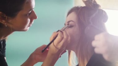 Makyöz ve Kuaför Güzellik Salonu ile göz farı uygulamak istemci çalışma