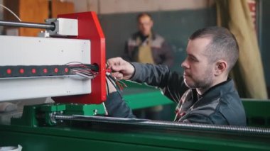 Elektrikçi Oluşturucusu mühendis çalışması sırasında portresi