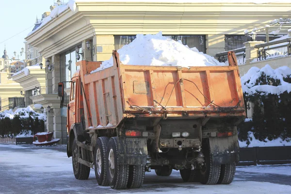Kışın kar sokak üzerinde taşıyan kamyon