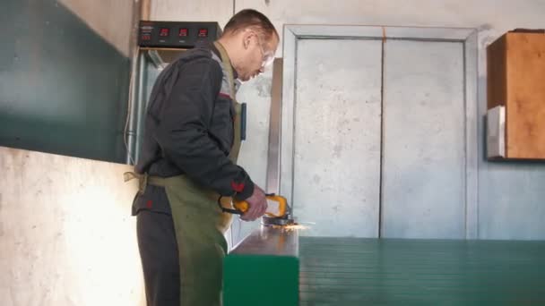 Рабочий мужчина шлифует стальной механизм на промышленность — стоковое видео