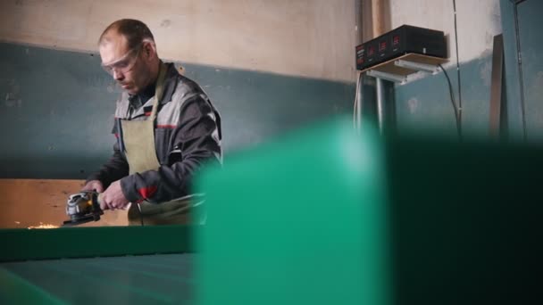 산업, 철강 메커니즘을 연마 작업자 남성 슬로우 모션 — 비디오