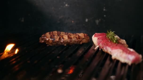 Příprava masa na grilu — Stock video