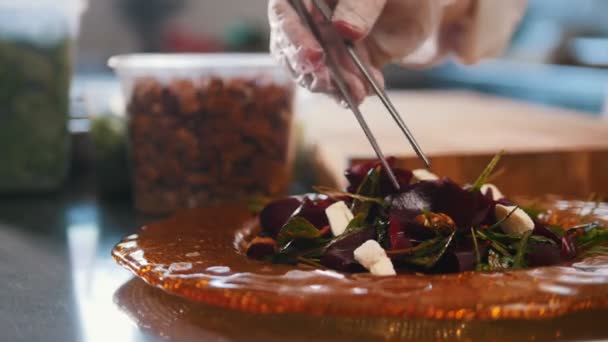 Chef che prepara e serve un'insalata nella cucina del ristorante — Video Stock