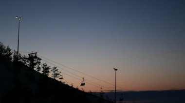 Sky resort akşam gökyüzü karşı araba kablo, siluet