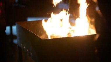 Kış geceleri barbekü ızgara için alev