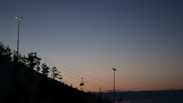 Sky resort akşam gökyüzü karşı araba kablo, siluet — Stok video