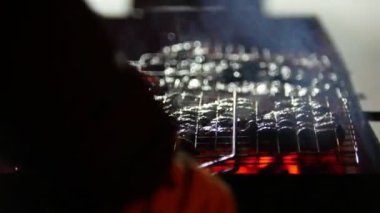 Kızarmış et geceleri - açık döndürülmüş adam Barbekü Izgara