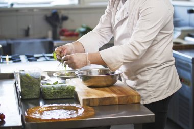 Şef salata Restoran mutfağında hazırlanıyor