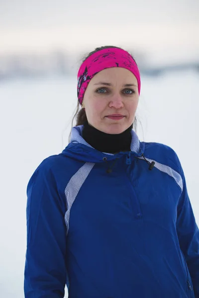 冬氷川で若い女性スポーツ選手の肖像画 — ストック写真