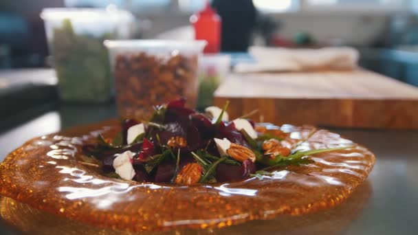 Yakın - up hizmet vermeye hazır ticari mutfakta sebze salatası pişmiş — Stok video
