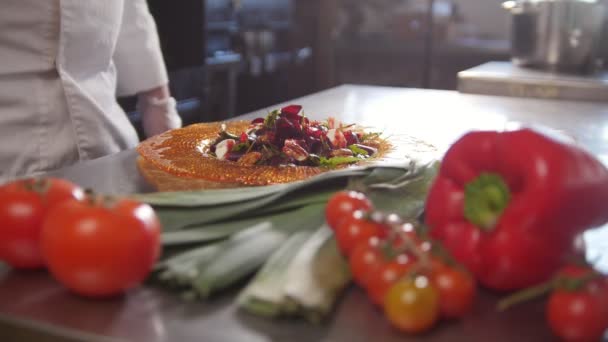 Chef sirve la ensalada colocando los componentes en un plato y añadiendo la salsa, verduras frescas en primer plano — Vídeos de Stock