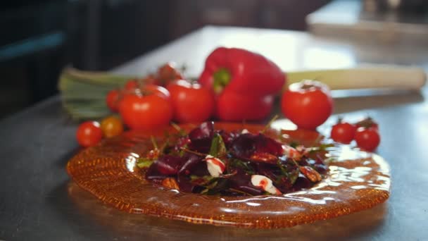 Close - up z vařené zeleninový salát v komerční kuchyni připravena sloužit, čerstvé zeleniny v pozadí — Stock video