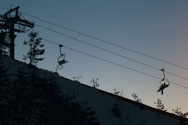 Teleférico en la estación del cielo contra el cielo de la noche, silueta, gran ángulo — Foto de Stock