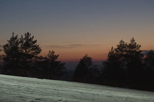 Západ slunce na šířku na lyžařské středisko v Rusku — Stock fotografie