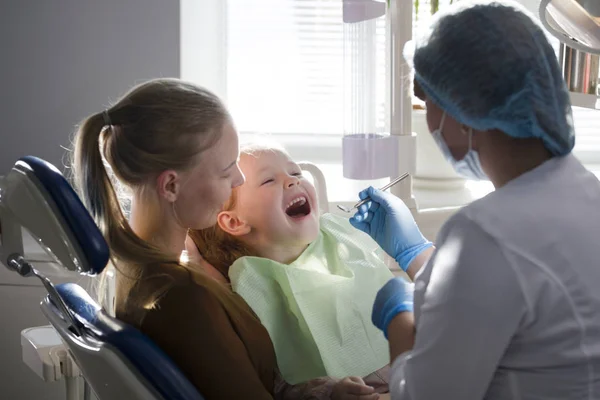 Dziewczynka z mamusią w pokoju u dentysty — Zdjęcie stockowe