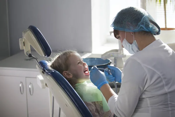 Małe dziecko w stomatologii krzesło - Stomatologia dzieci — Zdjęcie stockowe