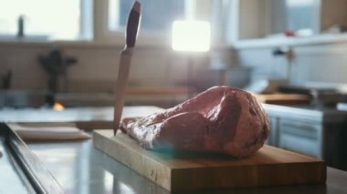 Büyük bir restoranda yemek pişirmek için bekleyen hazır ahşap bir gemide yalan taze çiğ et parçası