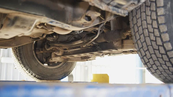 Servicio de coche - parte inferior del coche - la suspensión de SUV — Foto de Stock