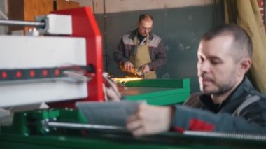 Elektrikçi erkek tulum üzerinde bitki enerji paneli ve makine ekipmanları ile çalışma