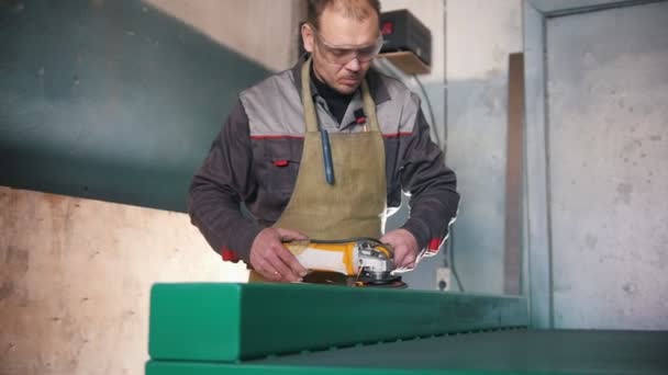 Il lavoratore che macina il meccanismo d'acciaio su industria, rallentatore — Video Stock