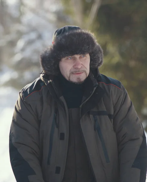 Portrét dospělých silného muže na zimní snowwy slunečný den — Stock fotografie