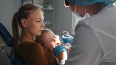 Çocuk diş hekimliği - diş hekimi ve anne ile küçük kız
