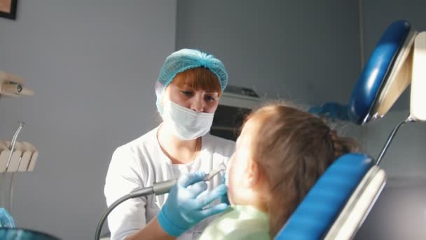 Petit enfant en chaise stomatologie - dentisterie pour enfants — Video