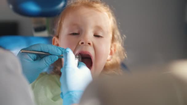 Criança pequena em cadeira de stomatology - close-up — Vídeo de Stock