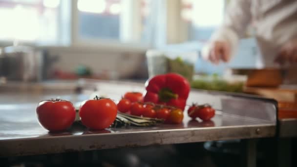 Koch bereitet in der Küche des Restaurants einen Salat zu — Stockvideo