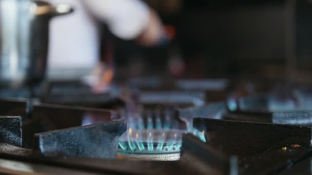 Aanmaakhout van houtskool in de oven van de barbecue met een gasbrander Slowmotion — Stockvideo