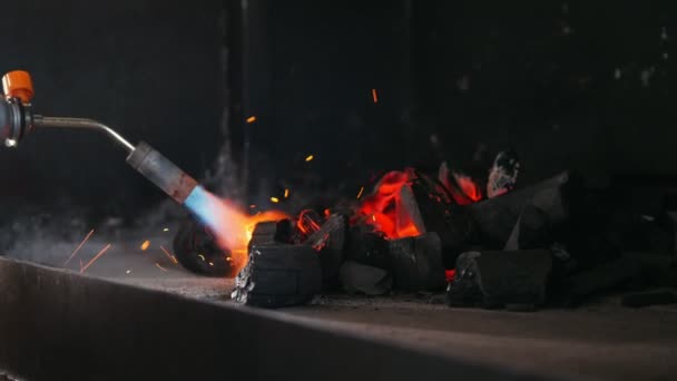 Zapálení dřevěného uhlí v troubě gril — Stock video
