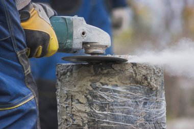 Çalışma daire testere açık havada uçuşan talaş