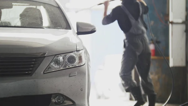 Waschmaschine wäscht das Auto in der Werkstatt - Handarbeit — Stockfoto