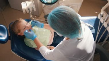 Diş hekimi resepsiyonda kız, stomatologist Childs'ın diş gülümseyen sevimli ve yaramaz kız inceliyor