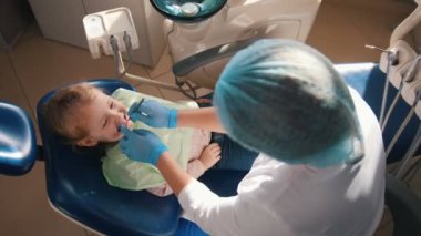 Diş hekimi, temizleme işlemi gerçekleştirmeden stomatologist resepsiyonda gurl