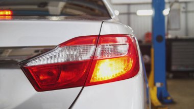 Oto Servisi - arabanın arka farlar kontrol