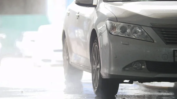 Auto mit Wasserschläuchen in den Suds waschen — Stockfoto