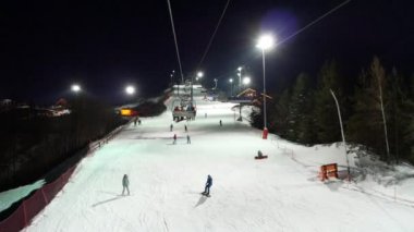 Kazan, Rusya Federasyonu - Şubat, 2018 - Ski Resort Sviyaga - görünümünden teleferik kabin Kayak tesisi güneşli kış günü