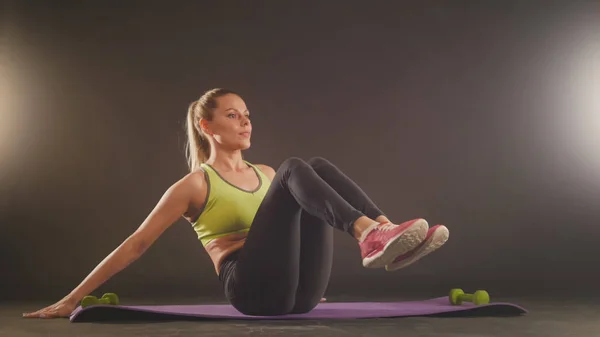 Αθλητική γυναίκα να κάνει έντονη άσκηση κατάρτισης στο γυμναστήριο. Αθλήτρια σε αθλητικά ρούχα, κοντινό πλάνο — Φωτογραφία Αρχείου