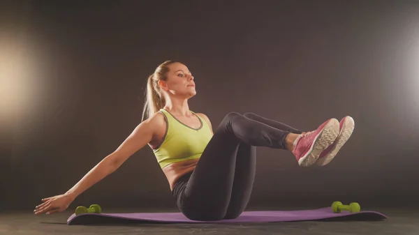 Γυναίκα νέοι γυμναστήριο κάνοντας προπόνηση με βαράκια στα πόδια - μοντέλο ελκυστική fitness στο στούντιο — Φωτογραφία Αρχείου