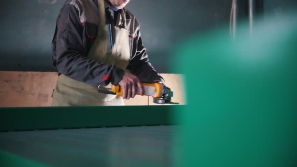 Çelik mekanizması Sektöründen, taşlama işçi ağır çekim — Stok video